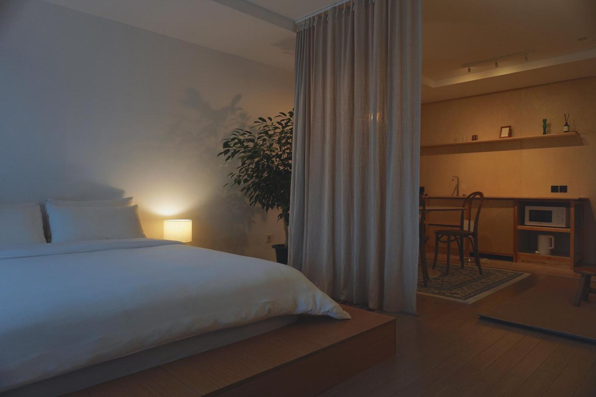 At Corner Resort & Garden Чеджудо Экстерьер фото